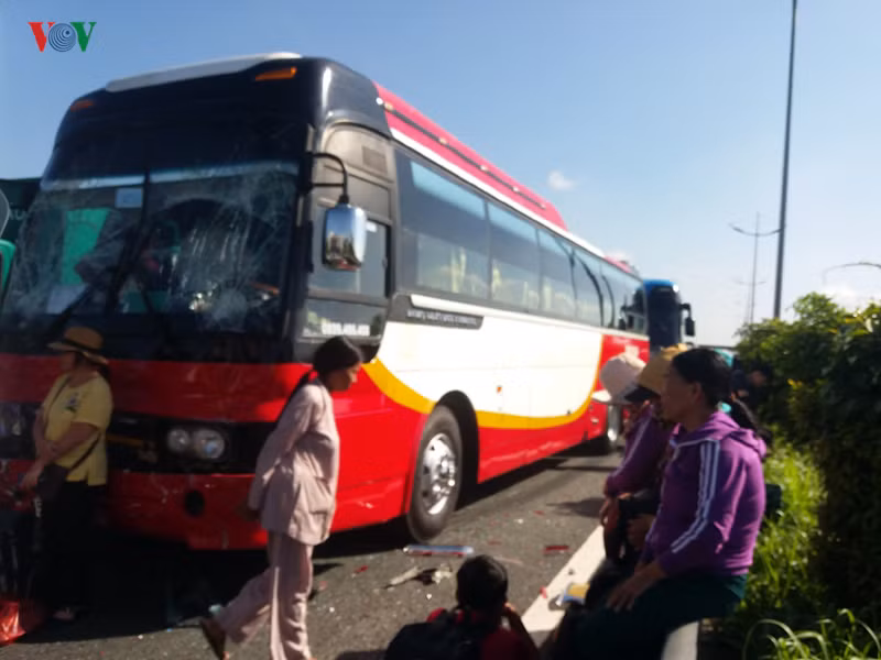 7 ô tô tông liên hoàn trên cao tốc, hơn 100 người thoát nạn hình 3 7 o to tong lien hoan tren cao toc, hon 100 nguoi thoat nan hinh 3