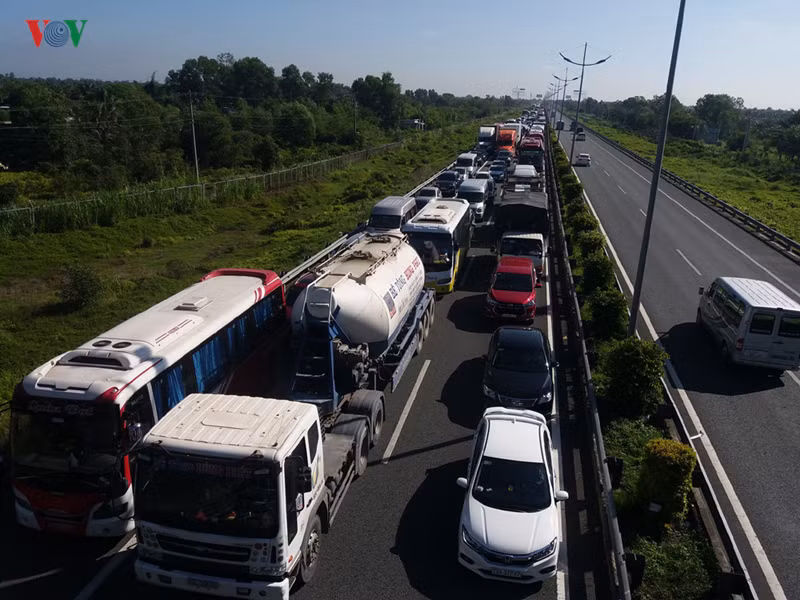 7 ô tô tông liên hoàn trên cao tốc, hơn 100 người thoát nạn hình 5 7 o to tong lien hoan tren cao toc, hon 100 nguoi thoat nan hinh 5