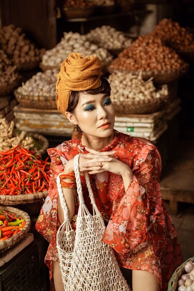 Uyên của "Về nhà đi con" đánh dấu sự trở lại màn ảnh của Hoàng Kim Ngọc sau nhiều năm từ giã nghề diễn. Cô vợ đánh ghen văn minh với Huệ trong