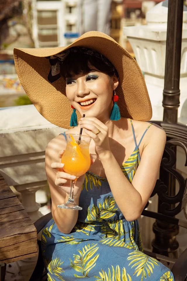 Đọc kịch bản Kim Ngọc cũng không ngờ khi lên sóng "Về nhà đi con" lại gây bão màn ảnh đến vậy và cũng bất ngờ khi vai Uyên của cô cũng được khán giả đón nhận nhiệt tình. Cô vợ đánh ghen văn minh với Huệ trong