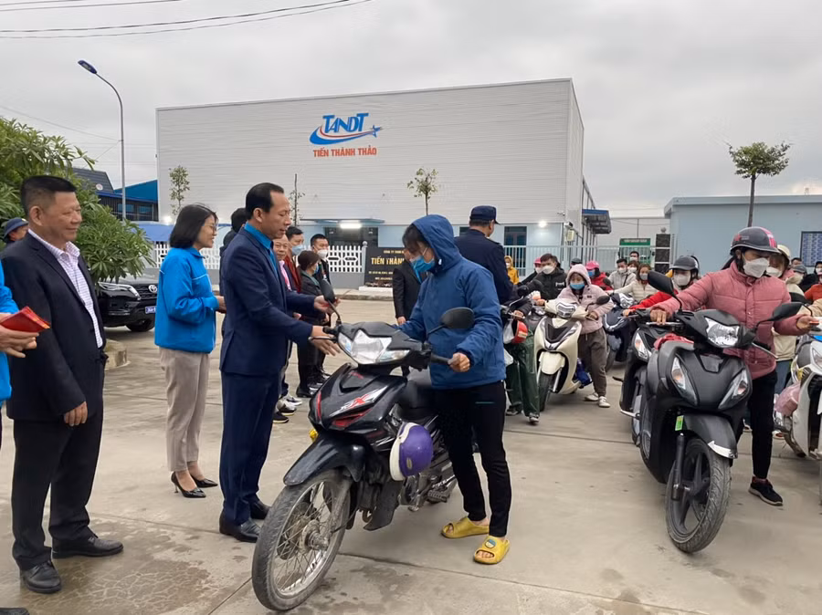 Ông Võ Mạnh Sơn, Chủ tịch Liên đoàn Lao động tỉnh Thanh Hoá lì xì cho công nhân.