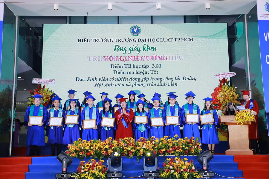 Các sinh viên được Nhà trường khen thưởng vì có thành tích học tập tốt