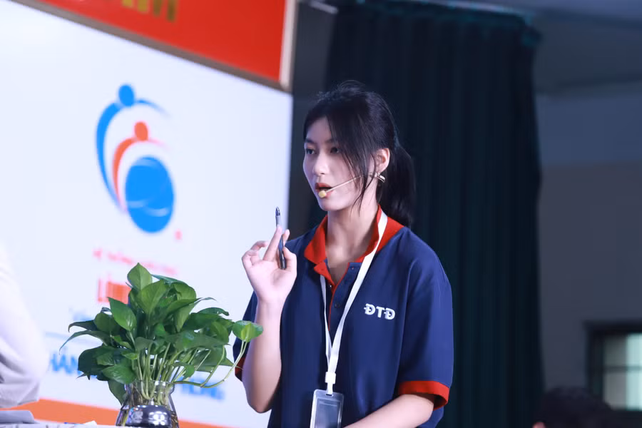 Thí sinh của Đội IKONOCLAST của Trường THPT Đoàn Thị Điểm tranh biện.