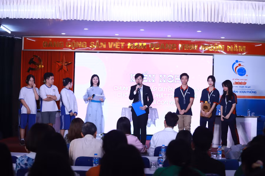 Bảng B là cuộc so tài giữa Đội PUZZLES đến từ Trường THPT Chu Văn An và Đội IKONOCLAST của Trường THPT Đoàn Thị Điểm.