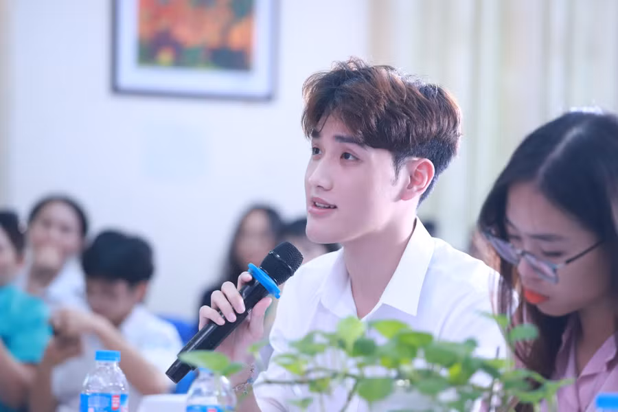 Sự cổ vũ nhiệt tình của khán giả phía dưới là động lực thi đấu cho các đội chơi trên sân khấu.