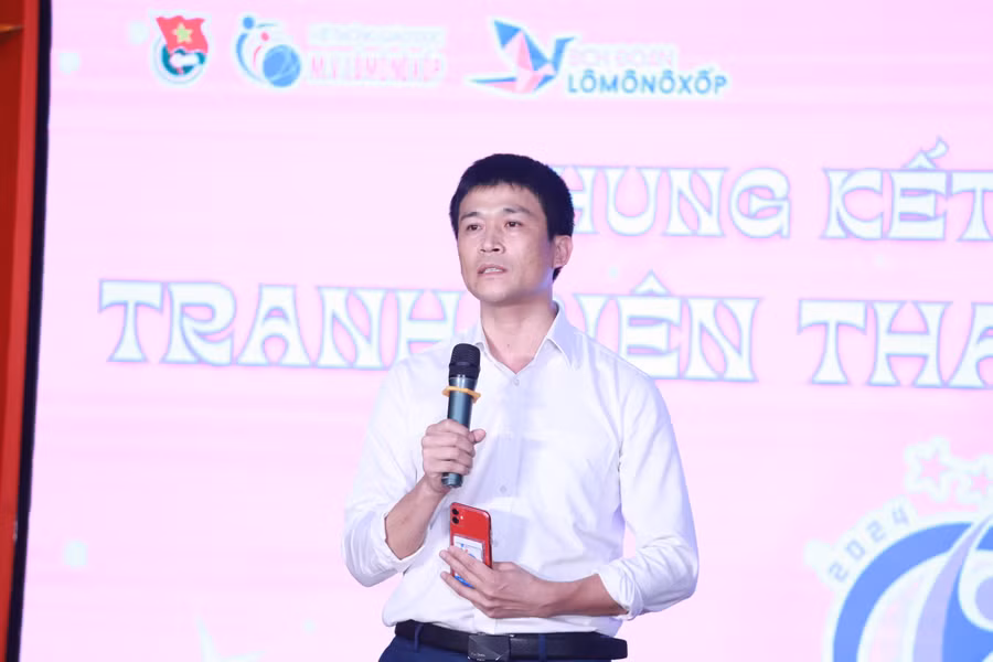 Thầy Nguyễn Quang Tùng - Hiệu trưởng Trường THCS&amp;THPT M.V. Lômônôxốp phát biểu khai mạc vòng chung kết Cuộc thi Tranh biện G-Bate chiều 19/4.