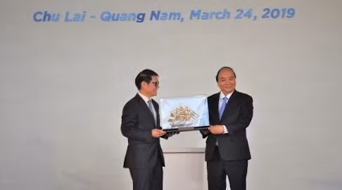 Thủ tướng Chính phủ trao tặng quà cho THACO Thủ tướng Chính phủ trao tặng quà cho THACO