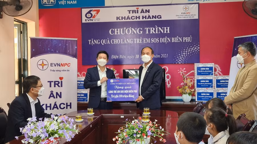 Công ty Điện lực Điện Biên trao quà tặng Làng trẻ em SOS Điện Biên Phủ.