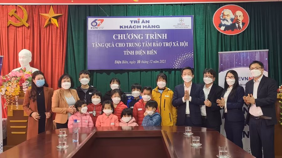 Lãnh đạo Công ty Điện lực Điện Biên (bên phải) trao quà cho các mẹ và các cháu tại Trung tâm Bảo trợ.