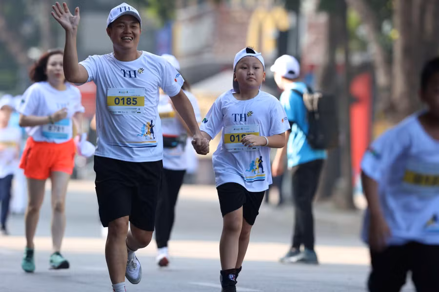 Những nụ cười sảng khoái tại giải chạy. Những nụ cười sảng khoái tại giải chạy.