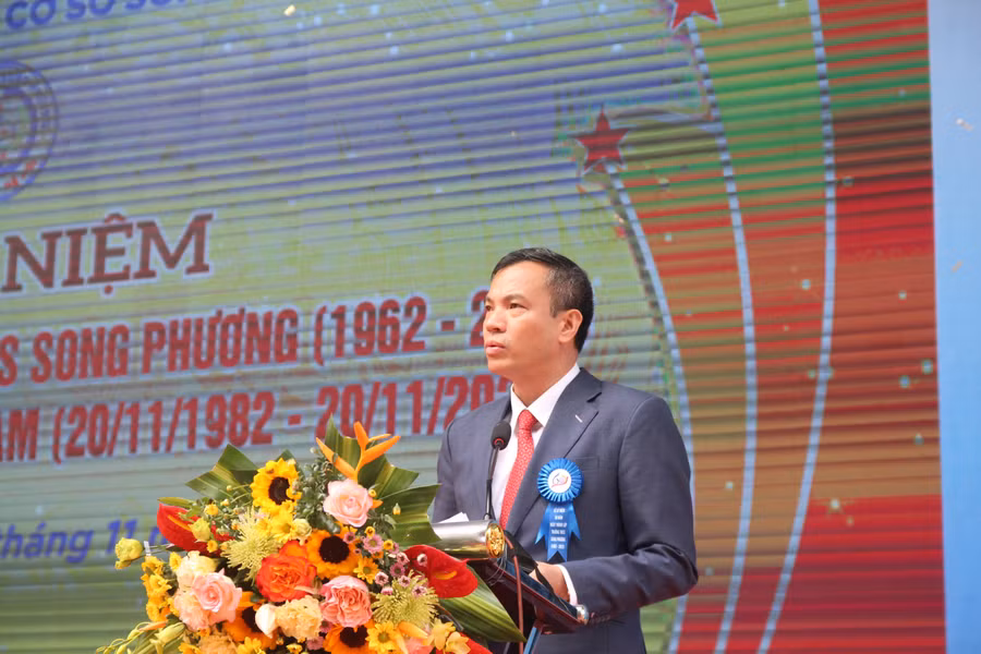 Phó Chủ tịch UBND huyện Hoài Đức Nguyễn Trung Thuận nêu một số nhiệm vụ với nhà trường trong thời gian tới. Phó Chủ tịch UBND huyện Hoài Đức Nguyễn Trung Thuận nêu một số nhiệm vụ với nhà trường trong thời gian tới.