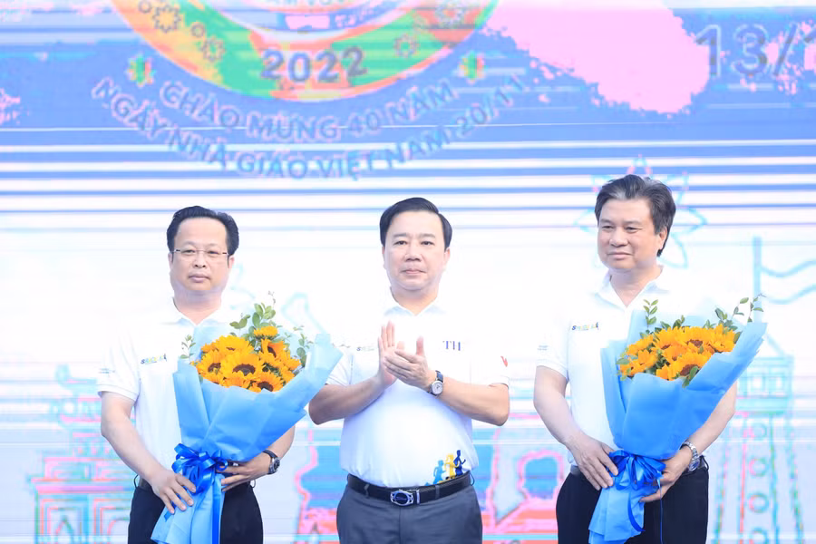 Từ phải qua: Thứ trưởng Bộ GD&ĐT Nguyễn Hữu Độ, Phó Chủ tịch UBND TP Hà Nội Chử Xuân Dũng, Giám đốc Sở GD&ĐT Hà Nội Trần Thế Cương. Từ phải qua: Thứ trưởng Bộ GD&ĐT Nguyễn Hữu Độ, Phó Chủ tịch UBND TP Hà Nội Chử Xuân Dũng, Giám đốc Sở GD&ĐT Hà Nội Trần Thế Cương.