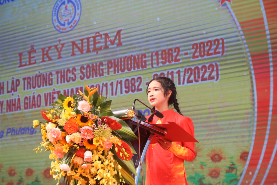 Em Vương Phương Vy đến từ lớp 7A, đại diện cho học sinh khóa 60 của trường chia sẻ những cảm xúc bồi hồi trong buổi lễ. Em Vương Phương Vy đến từ lớp 7A, đại diện cho học sinh khóa 60 của trường chia sẻ những cảm xúc bồi hồi trong buổi lễ.