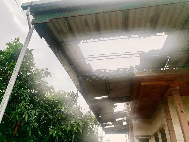 Những chiếc mái tôn cũng bị lốc xoáy cuốn đi.