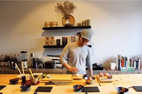 Kitsanin Thanyakulsajja mở nhà hàng trong phòng ký túc xá, tự quản lý và làm đầu bếp. Kitsanin Thanyakulsajja mở nhà hàng trong phòng ký túc xá, tự quản lý và làm đầu bếp. Ảnh: Munchies