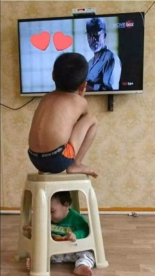 Khi mẹ bảo trông em.