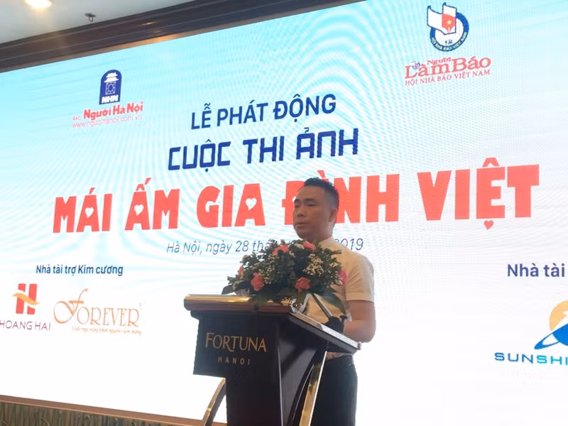 Nhà báo Đào Xuân Hưng - Tổng biên tập báo Người Hà Nội, Trưởng ban tổ chức cuộc thi phát biểu tại lễ phát động.