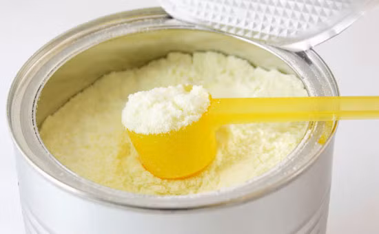 Có thể phân biệt sữa bột thật - giả bằng cách thông thường. Ảnh minh họa