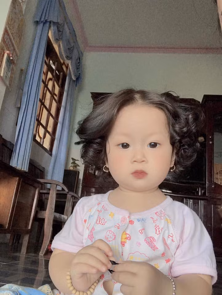 Em bé sở hữu mái tóc xoăn bồng bềnh, ai nhìn thấy cũng muốn sinh ngay 1 cô công chúa ảnh 3 Em bé sở hữu mái tóc xoăn bồng bềnh, ai nhìn thấy cũng muốn sinh ngay 1 cô công chúa ảnh 3