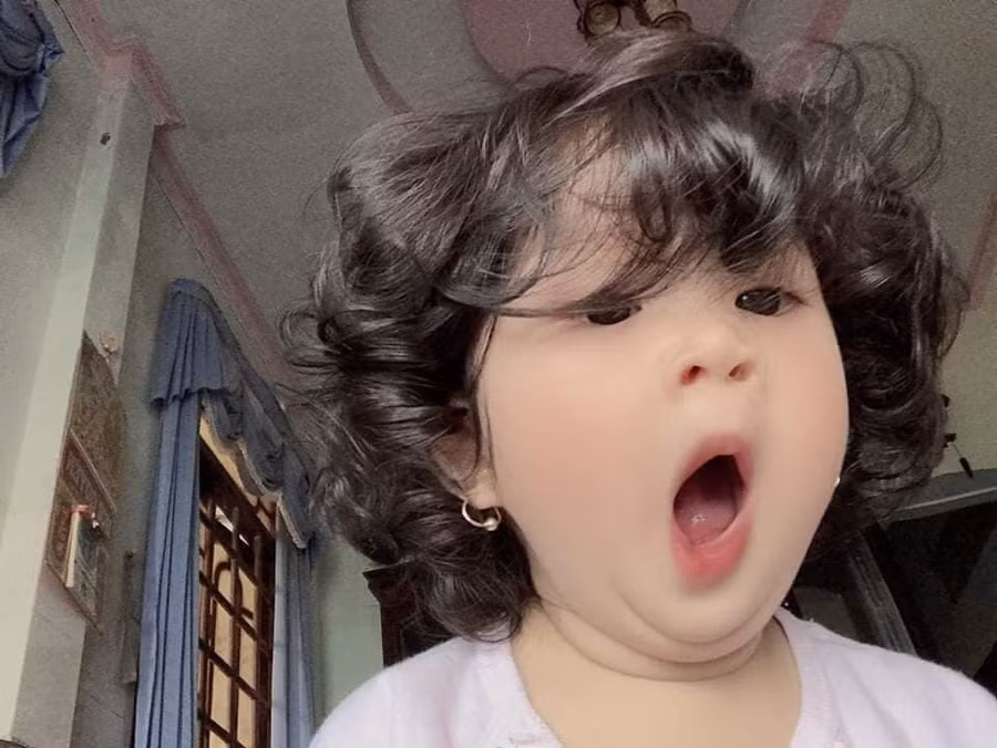 Em bé sở hữu mái tóc xoăn bồng bềnh, ai nhìn thấy cũng muốn sinh ngay 1 cô công chúa ảnh 2 Em bé sở hữu mái tóc xoăn bồng bềnh, ai nhìn thấy cũng muốn sinh ngay 1 cô công chúa ảnh 2