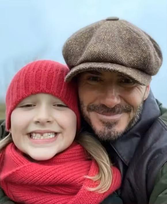 7524433226473115520163154994011242515014538n1-ngoisao.vn-w881-h1079.jpg 0 david beckham, brooklyn, harper seven, sao hollywood