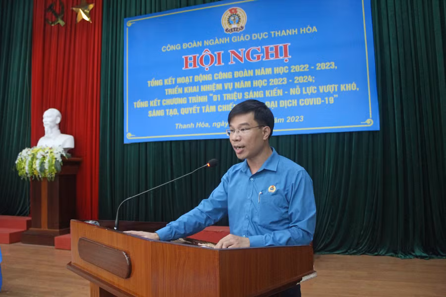 Thầy Trịnh Quốc Phượng, Chủ tịch công đoàn Trường THPT Triệu Sơn 3 trình bày tham luận. Ảnh: LT. Thầy Trịnh Quốc Phượng, Chủ tịch công đoàn Trường THPT Triệu Sơn 3 trình bày tham luận. Ảnh: LT.