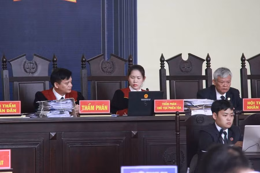 Phan Sào Nam bật khóc nhắc tới vợ và 3 con nhỏ đang đi ở trọ