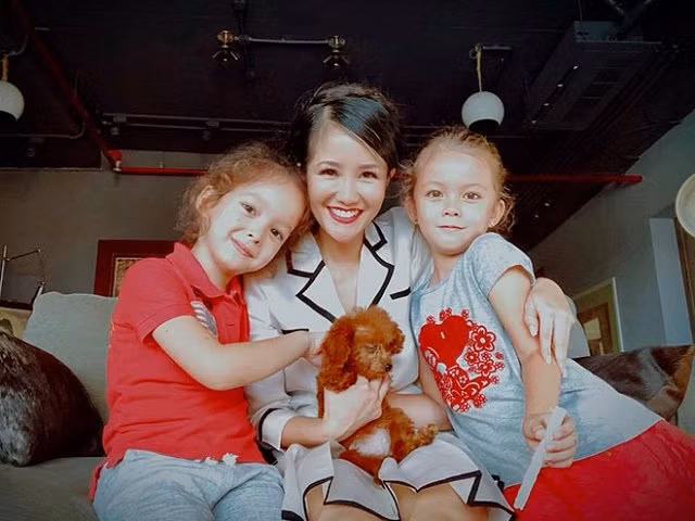 Hôn nhân tan vỡ, Hồng Nhung và 2 con đang sống trong một căn hộ tiện nghi, sang trọng.