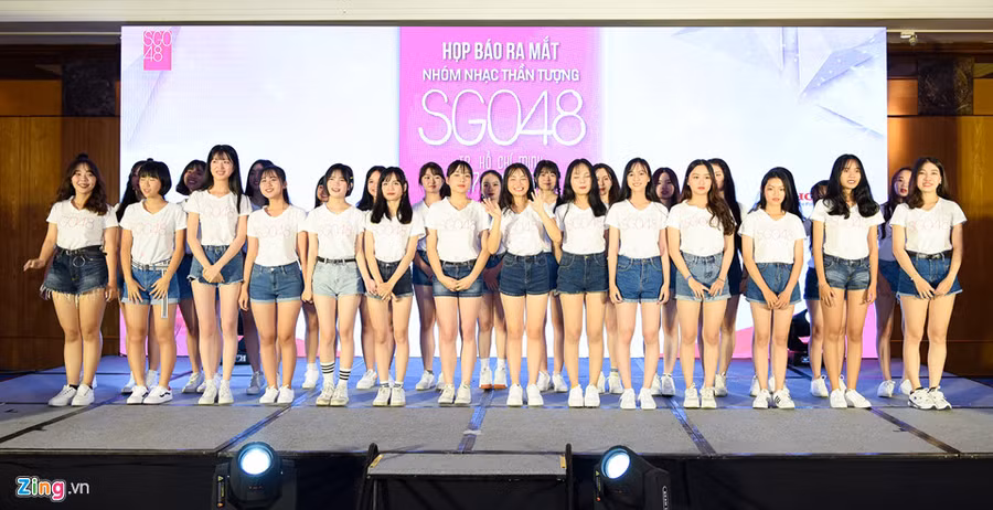 Sau 3 vòng tuyển chọn, nhóm nhạc thần tượng SGO48 chính thức ra mắt 29 thành viên. Đây là thế hệ đầu tiên trong tổng số 48 cô gái sẽ góp mặt trong nhóm nhạc được xem là phiên bản Việt của ABK48 nổi tiếng tại Nhật Bản nói riêng và toàn thế giới nói chung. Nhan sac cac thanh vien trong nhom nhac nu dong nhat Viet Nam hinh anh 1