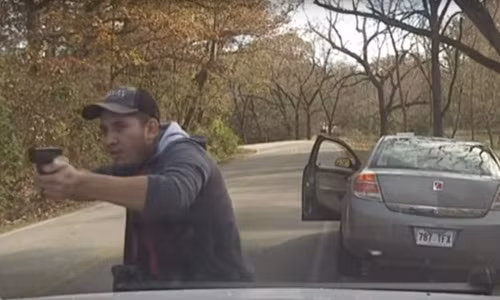 Nghi phạm Cenobio tìm cách bắn Thomspon. Nghi phạm Cenobio tìm cách bắn Thomspon. Ảnh: Washington County Police.