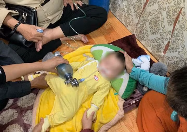 Hà Nội: Mẹ trót ngủ quên đè tay lên người, con trai 4 tháng tuổi chết não
