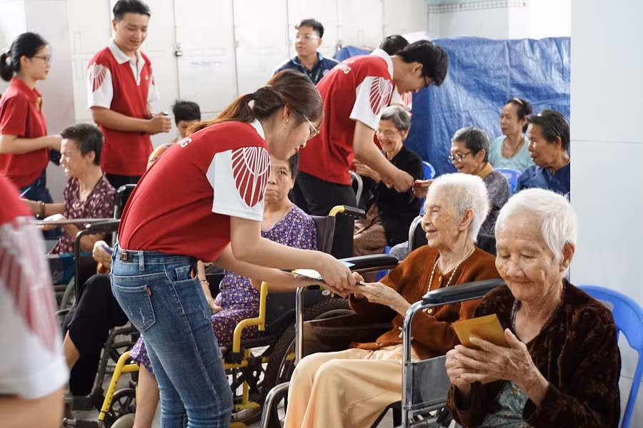 Sinh viên Trường ĐH quốc tế Hồng Bàng(HIU) trao bao lì xì cho các cụ già neo đơn Sinh viên Trường ĐH quốc tế Hồng Bàng(HIU) trao bao lì xì cho các cụ già neo đơn