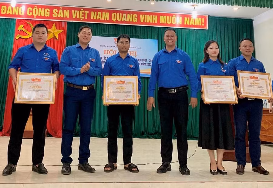 Cô giáo Hoàng Thị Huệ (đứng thứ hai từ phải sang) vinh dự được nhận nhiều bằng khen các cấp.
