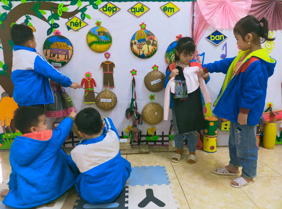 Các bé Trường Mầm non Tam Văn (Lang Chánh) học Tiếng Việt qua các đồ dùng, đồ vật trong lớp.
