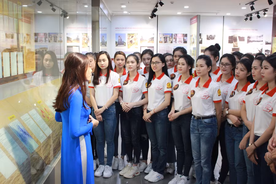 Các thí sinh tham quan Nhà trưng bày Hoàng Sa. Các thí sinh tham quan Nhà trưng bày Hoàng Sa.