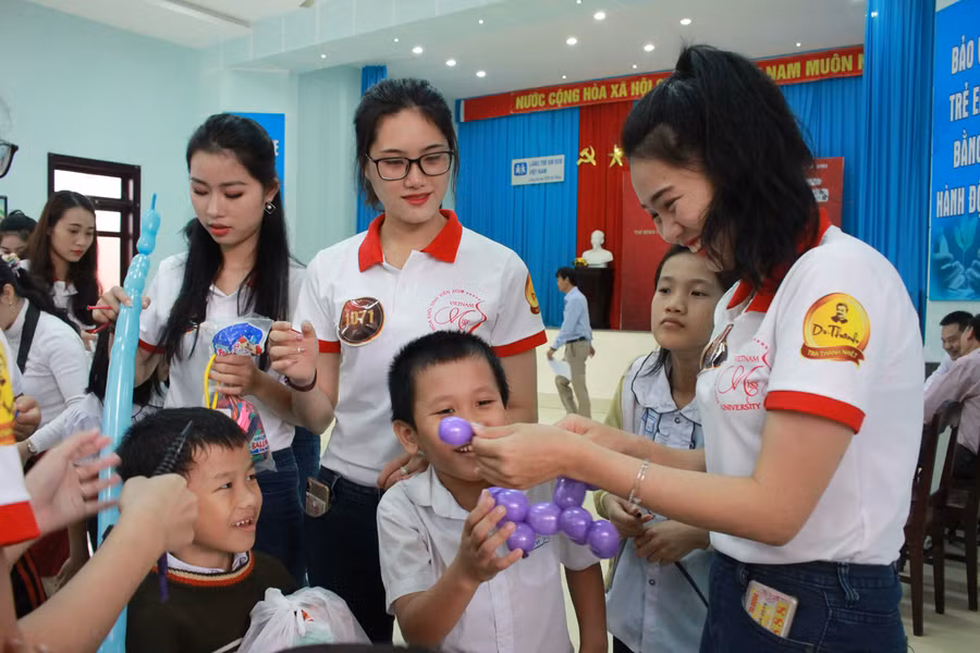Thí sinh trao tặng quà cho trẻ em có hoàn cảnh thiệt thòi ở Làng trẻ SOS Đà Nẵng. Thí sinh trao tặng quà cho trẻ em có hoàn cảnh thiệt thòi ở Làng trẻ SOS Đà Nẵng.