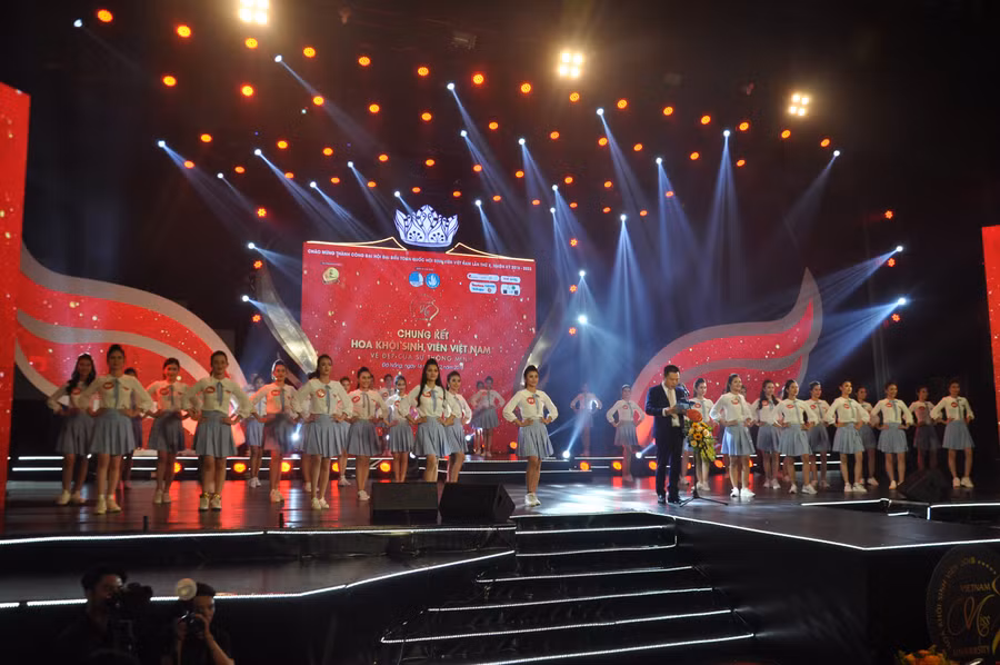  45 thí sinh tranh tài đêm chung kết cuộc thi Hoa khôi sinh viên Việt Nam.