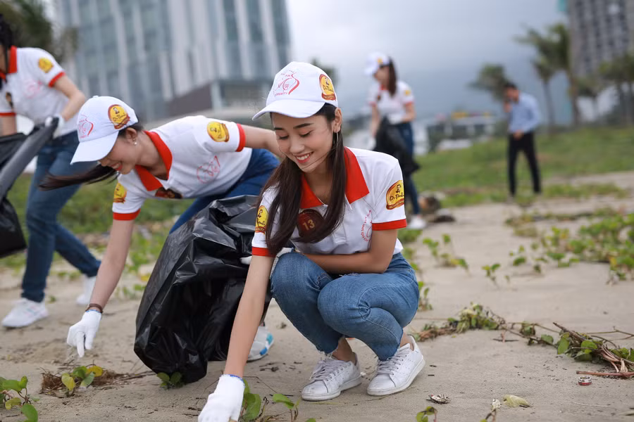 Các thí sinh tham gia dọn rác trên bãi biển Các thí sinh tham gia dọn rác trên bãi biển