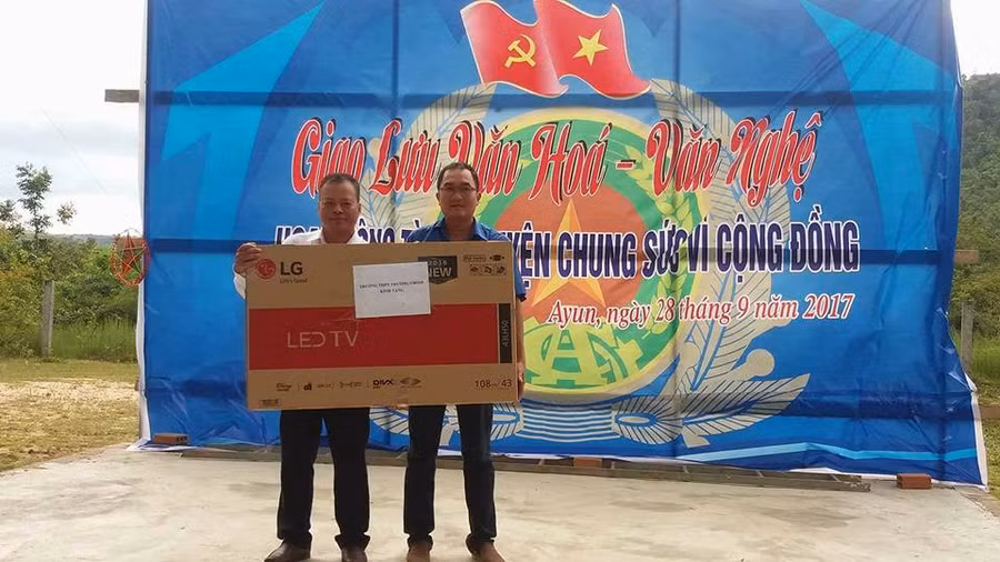 Thầy Trương Văn Phước (phải) - P.Bí thư Đoàn trường tặng quà lưu niệm Thầy Trương Văn Phước (phải) - P.Bí thư Đoàn trường tặng quà lưu niệm