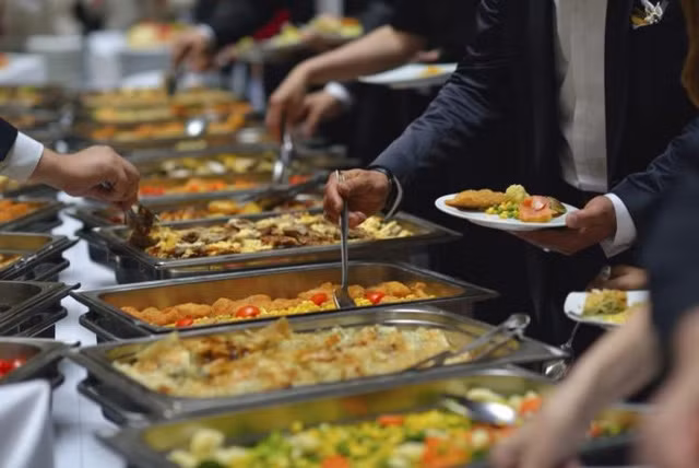 “Thánh ăn chùa” 14 năm đi viếng người lạ để “tranh thủ” tiệc buffet