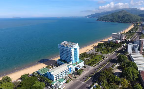 Ba khách sạn ven biển (từ trái sang): Hải Âu, Hoàng Yến và Bình Dương sẽ phải di dời - Ảnh: NGUYỄN DŨNG
