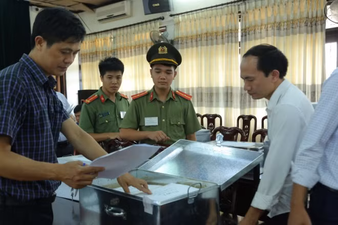 Công tác giao nhận đề thi của trưởng các điểm thi tại Hội đồng thi dưới sự giám sát của cán bộ, chiến sỹ công an Công tác giao nhận đề thi của trưởng các điểm thi tại Hội đồng thi dưới sự giám sát của cán bộ, chiến sỹ công an