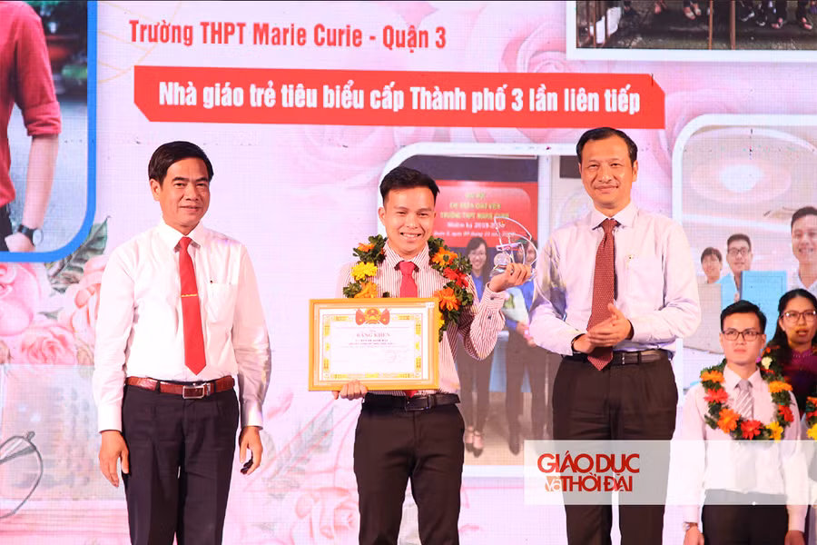 Giáo viên xuất sắc 3 năm liên tiếp được nhận giải thưởng Nhà giáo trẻ tiêu biểu.