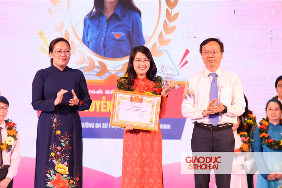 BTC vinh danh những giáo viên, giảng viên trẻ 2 năm liên tiếp nhận được giải thưởng.