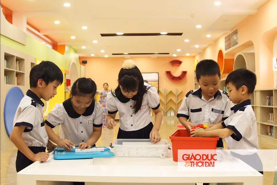 Ngoài không gian đọc, các em học sinh cũng có không gian vui chơi, sáng tạo cùng mô hình lắp ráp.