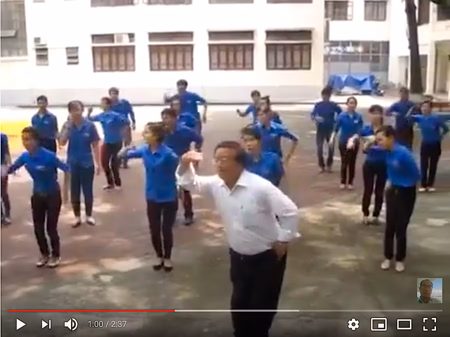 Đoạn clip thầy giáo U60 Mai Xuân Mùi hồn nhiên nhảy múa cùng người trẻ trên nền nhạc bài hát “Đàn gà con” đã “đốn tim” đông đảo cư dân mạng