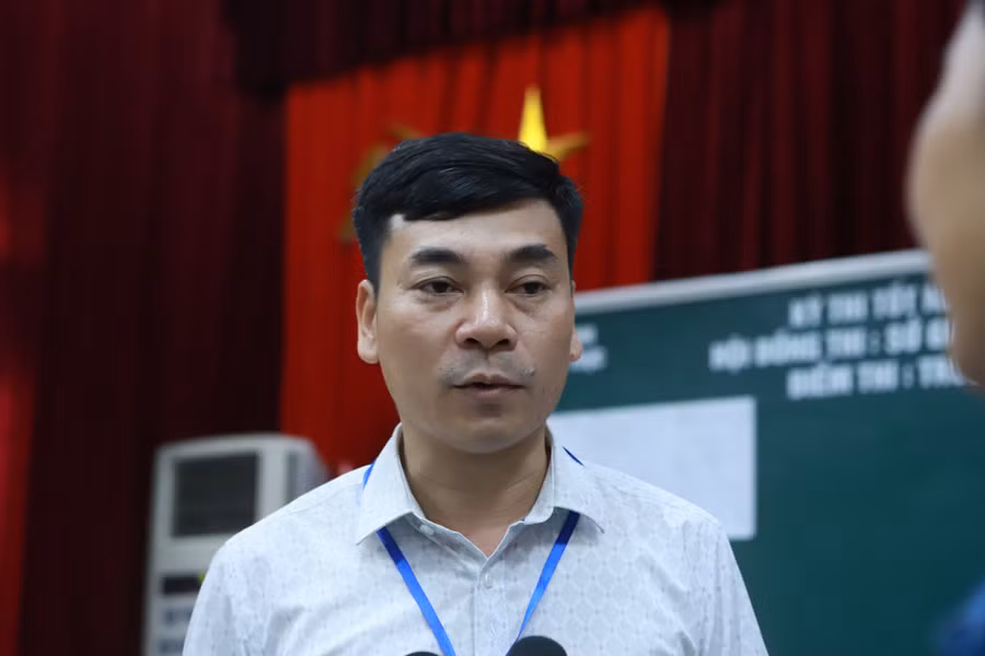 Thầy Lại Tiến Đẩu - Trưởng Điểm thi Trường THPT Nam Trực. Ảnh: Đình Tuệ. Thầy Lại Tiến Đẩu - Trưởng Điểm thi Trường THPT Nam Trực. Ảnh: Đình Tuệ.