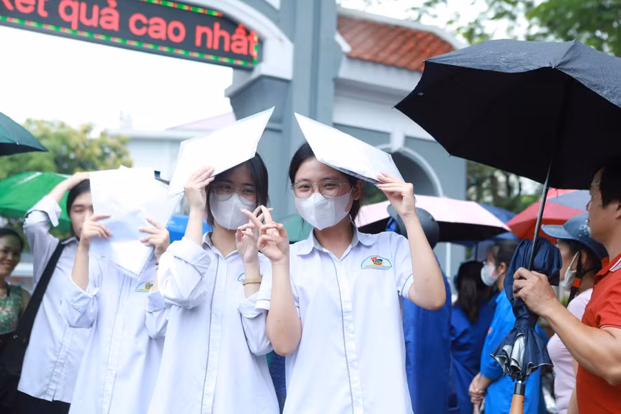 Thí sinh tươi cười sau giờ thi môn Ngữ văn sáng 27/6. Ảnh: Đình Tuệ.