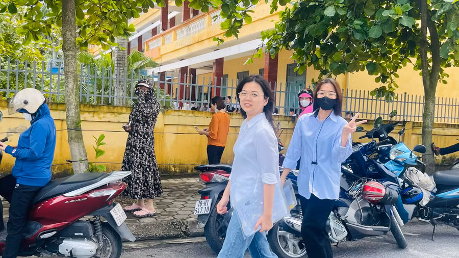 Các thí sinh đến tập trung tại điểm thi từ khoảng 13h30 để chuẩn bị vào thi môn Toán. Ảnh: Đình Tuệ.