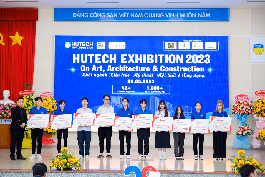 Các sinh viên nhận học bổng doanh nghiệp trao tặng.